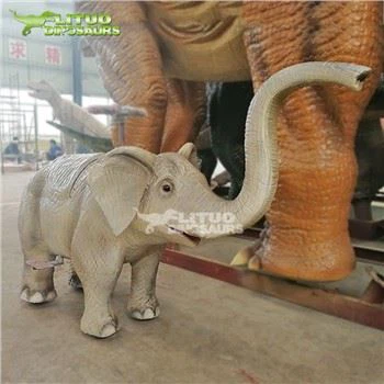Patinet d'elefants caminant